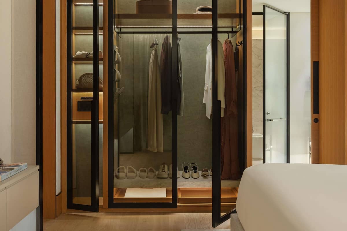 Premium bedding, down comforters, minibar, in-room safe