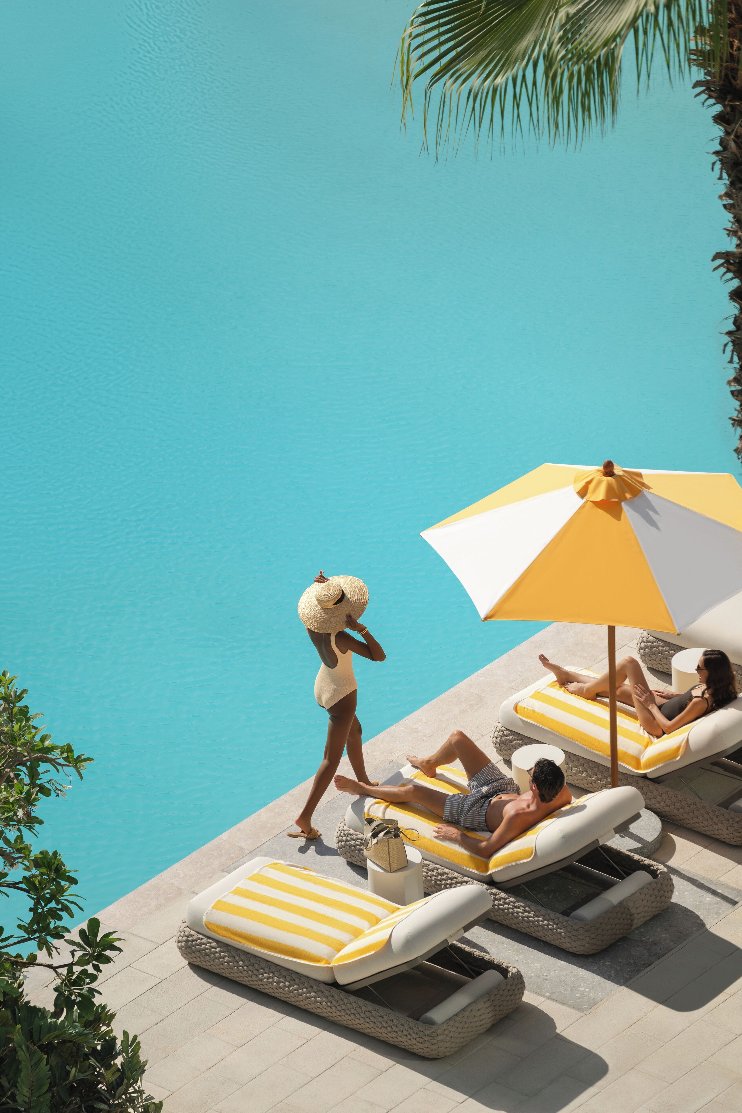 Una piscina al aire libre, cabañas de piscina (de pago), sombrillas