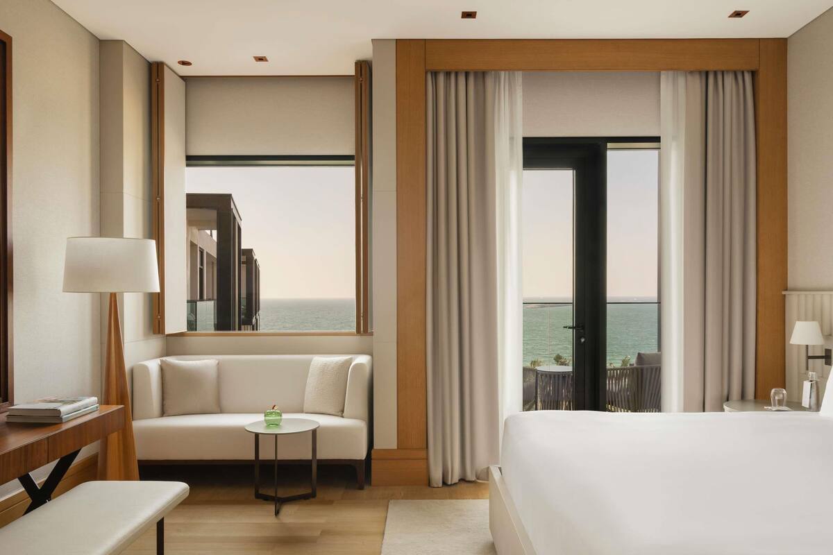 Rising Light King Guestroom with Sea View | 고급 침구, 오리/거위털 이불, 미니바, 객실 내 금고