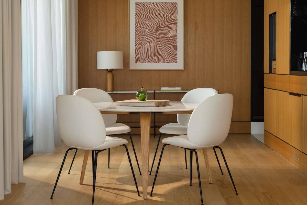 Ropa de cama de alta calidad, cubrecamas y minibar