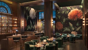 5 Bars/Lounges, Poolbar