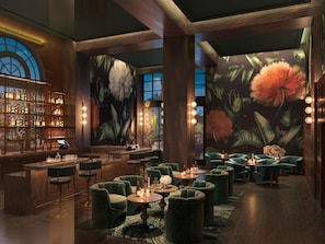 5 bars/lounges, een poolbar