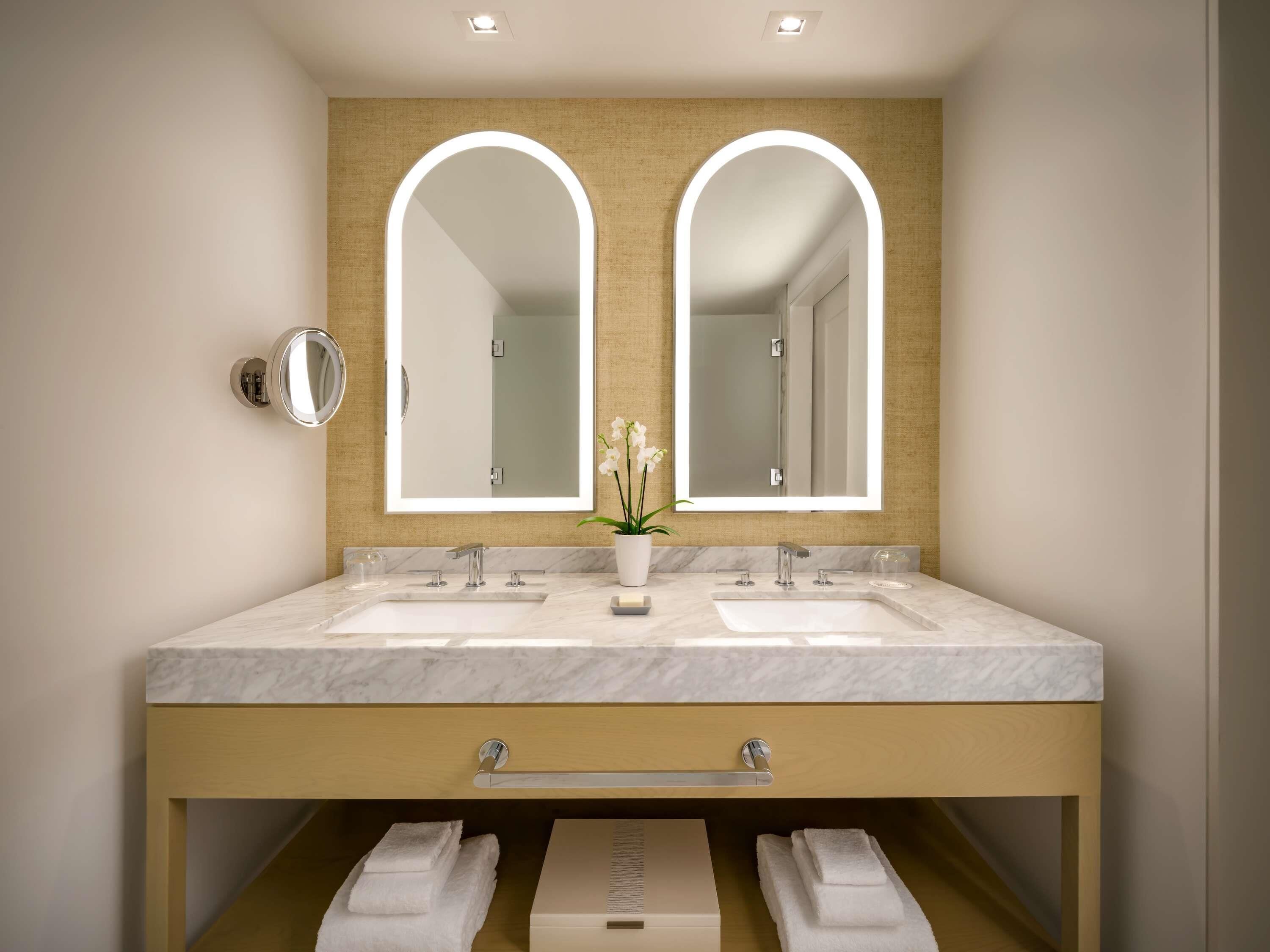 Ensemble douche/baignoire, articles de toilette gratuits, sèche-cheveux