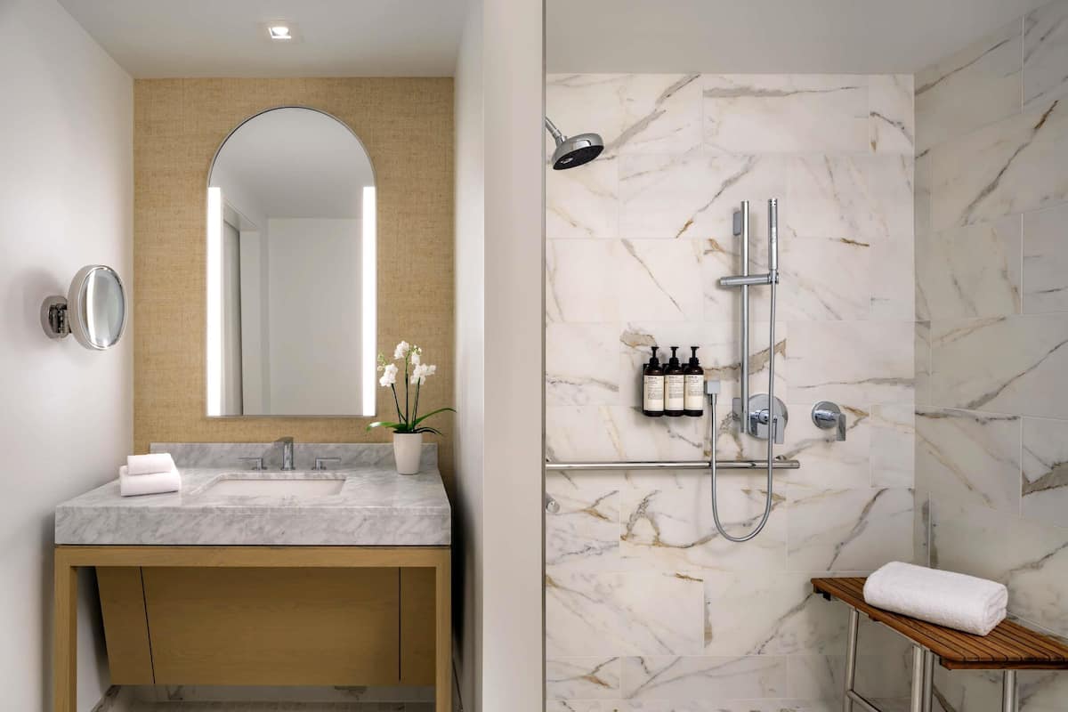 Een bad/douchecombinatie, gratis toiletartikelen, een haardroger