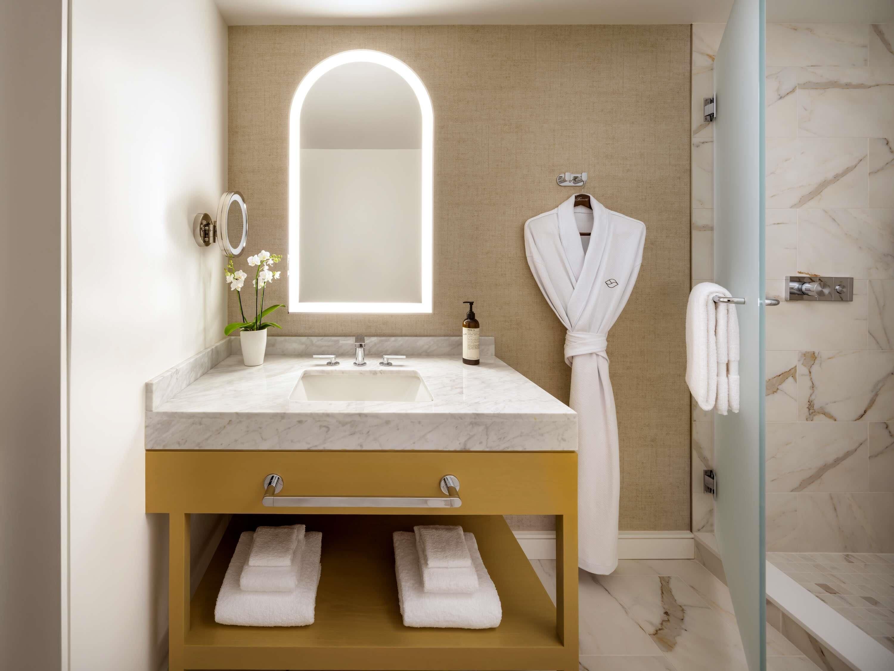 Badkar/dusch, gratis toalettartiklar, hårtork och badrock