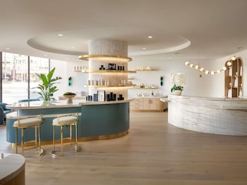 Couples treatment rooms, steam room, body treatments, aromatherapy at Fairmont Breakers Long Beach
