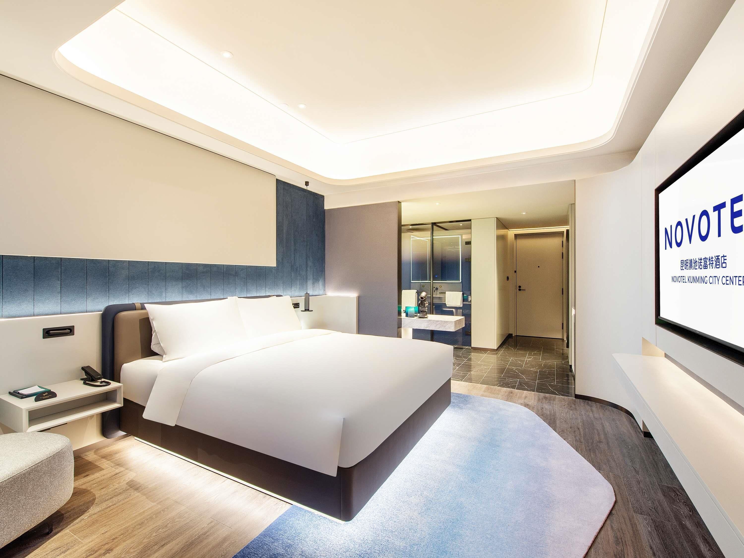 Deluxe Room, 1 King Bed | Free minibar, blackout drapes, rollaway beds, free WiFi