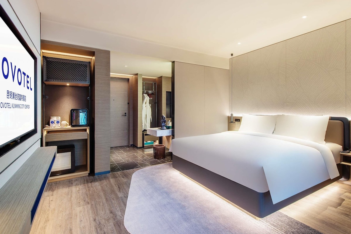 Minibar con artículos gratuitos y cortinas blackout