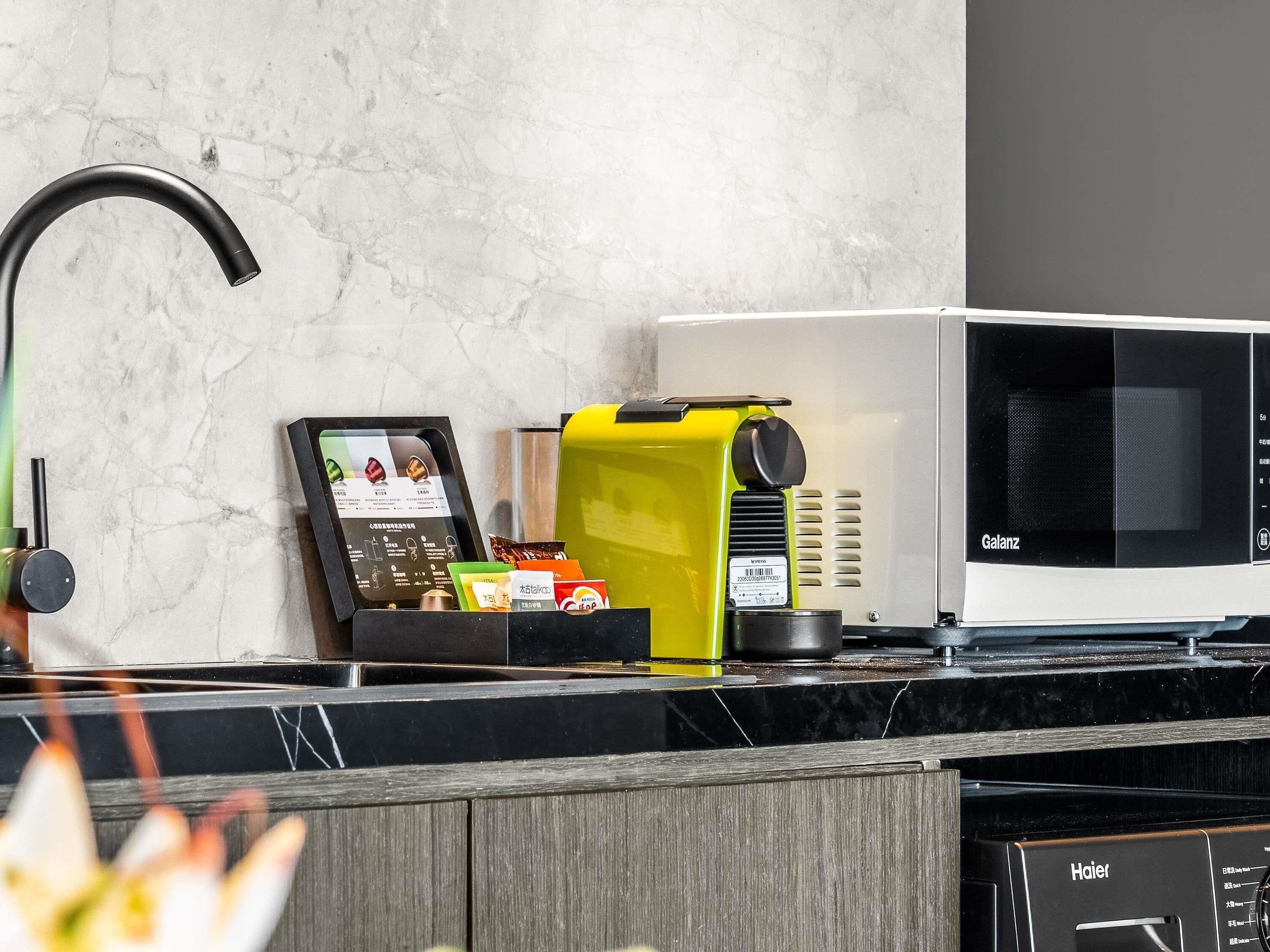 Deluxe Suite, 2 Twin Beds | Free minibar, blackout drapes, rollaway beds, free WiFi
