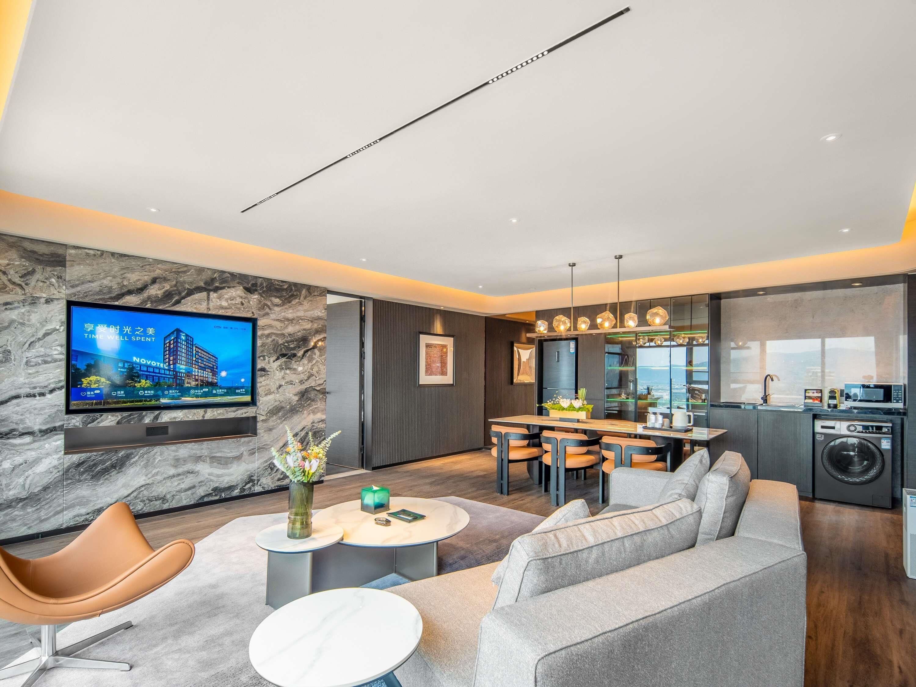 Deluxe Suite, 2 Twin Beds | Free minibar, blackout drapes, rollaway beds, free WiFi