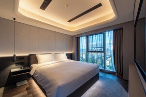 高级套房, 1 张特大床 | 迷你吧（备有免费物品）、遮光窗帘、折叠床/加床（额外收费）、免费 WiFi