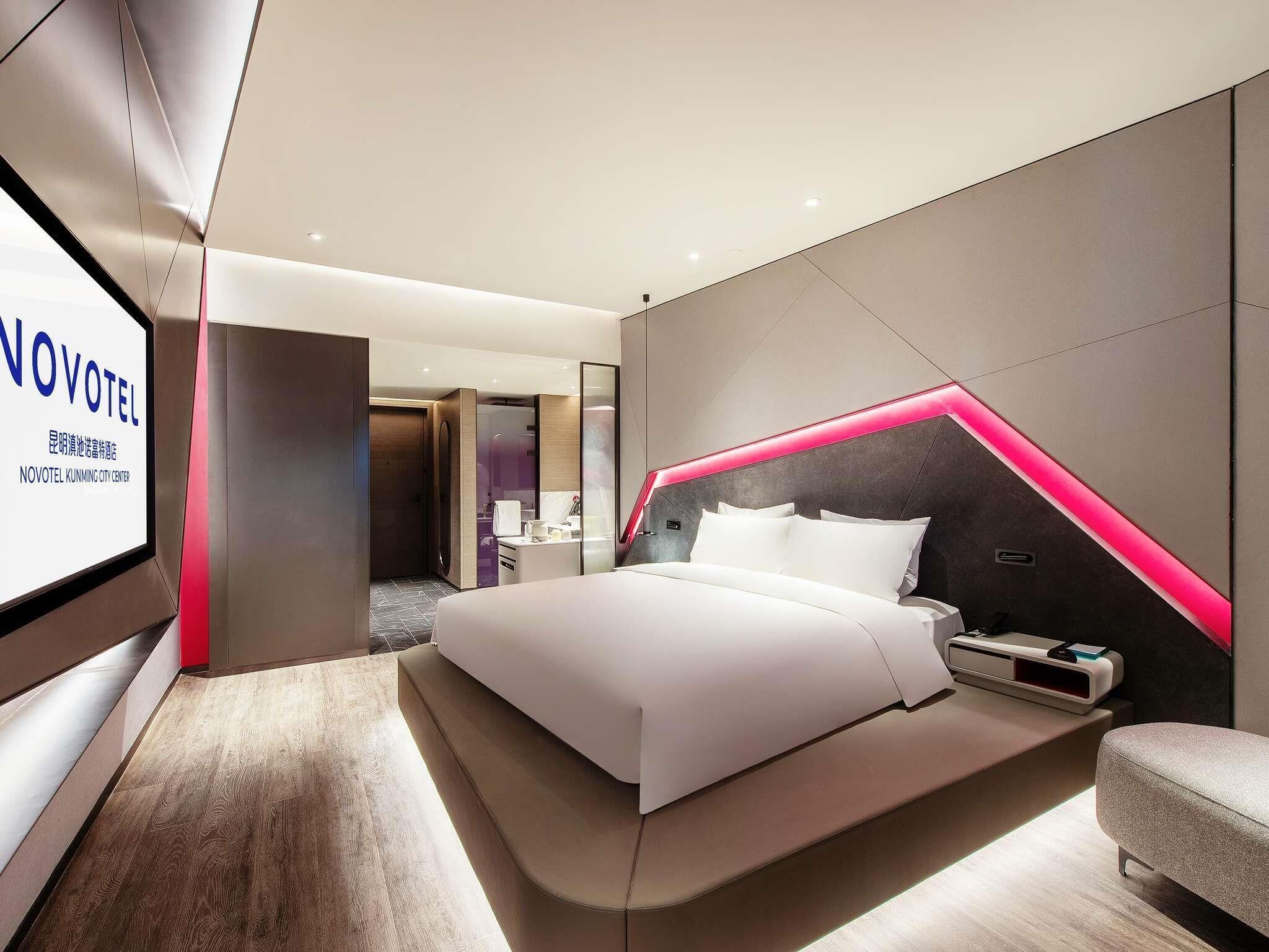 Deluxe Room, 1 King Bed | Free minibar, blackout drapes, rollaway beds, free WiFi