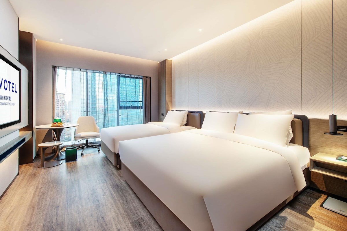 Minibar con artículos gratuitos y cortinas blackout