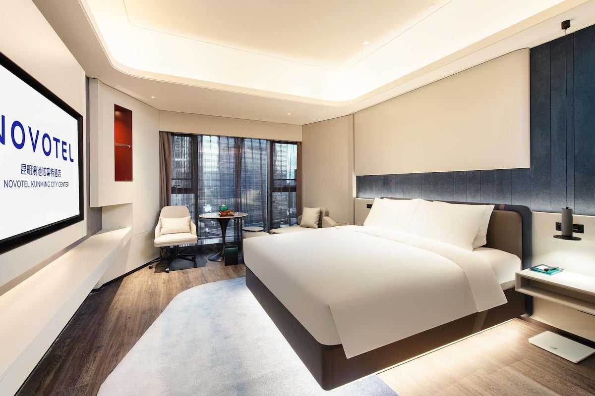 Minibar con artículos gratuitos y cortinas blackout
