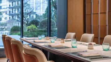2 restaurants, breakfast, lunch, dinner served; Chinese cuisine
