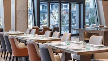 2 restaurantes; se sirven desayunos, almuerzos, cenas y cocina china