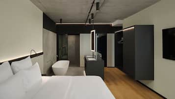 Suite superior, 1 cama King size | Baño | Regadera, amenidades de baño de diseñador, secadora de cabello, batas