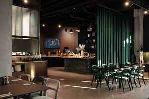 Desayuno buffet (EUR 21 por persona) 