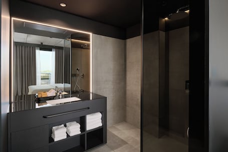 Shower, designer toiletries, hair dryer, bathrobes. Pullman Zagreb