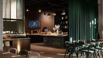 Sarapan prasmanan setiap hari (EUR 21 per orang)