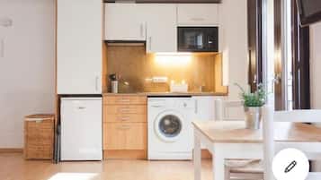 Een koelkast, een magnetron, een kookplaat