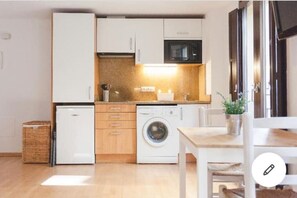 Frigorífico, microondas, placa de cocina y cafetera o tetera