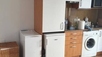 Een koelkast, een magnetron, een kookplaat