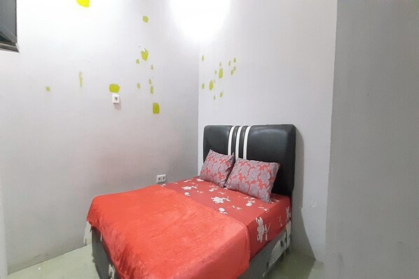 Free WiFi, bed sheets