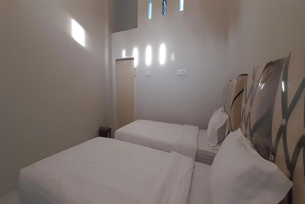 Standard Twin Room | Free WiFi, bed sheets - Hotel O Gurita Residence Syariah (Padang)