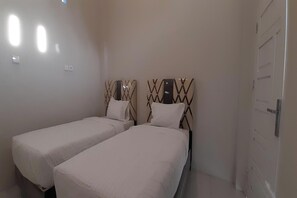 Standard Twin Room | Free WiFi, bed sheets - Hotel O Gurita Residence Syariah (Padang)