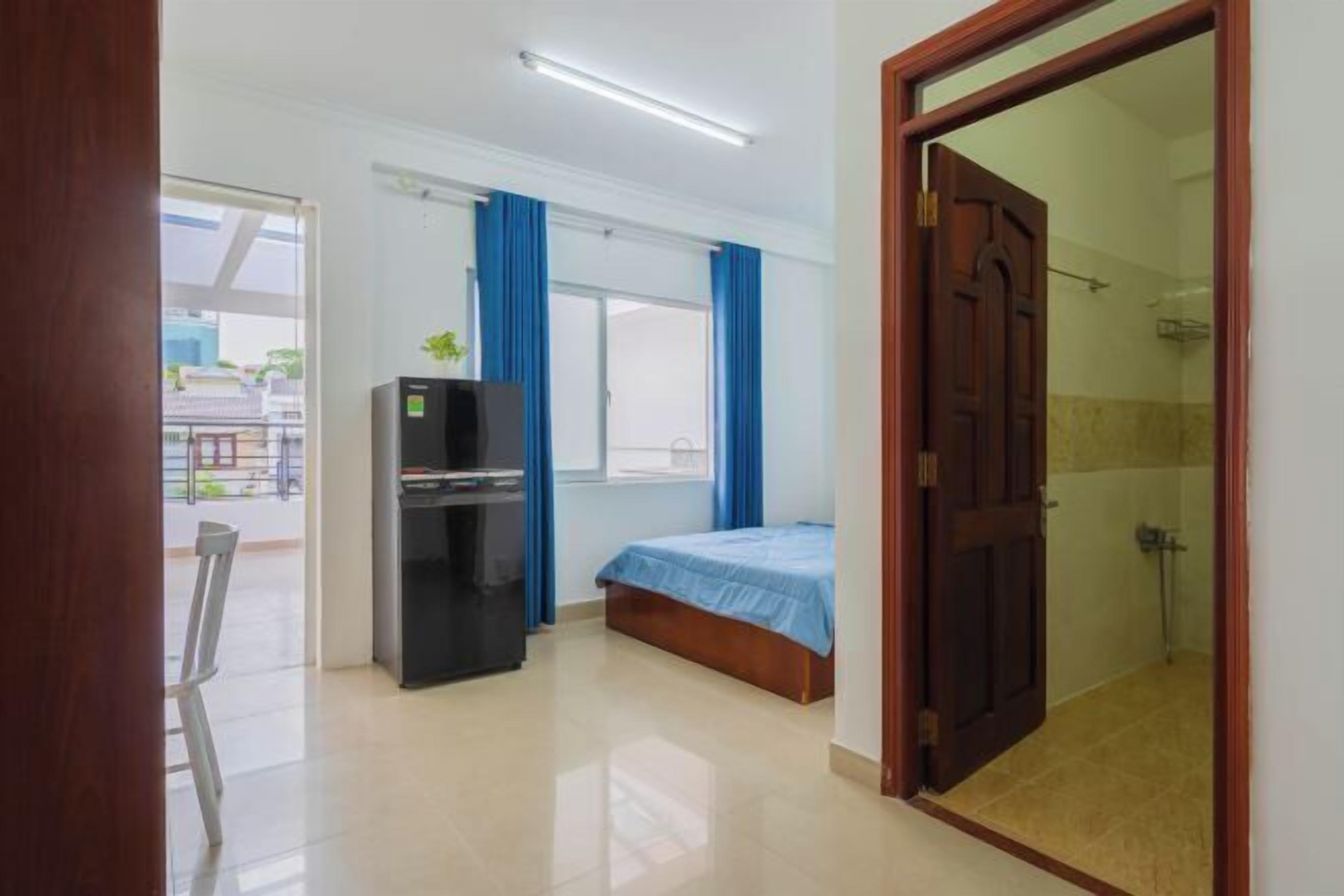 Tirai kedap cahaya, Wi-Fi gratis, dan seprai linen