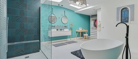 Haartrockner, Handtücher, Toilettenpapier