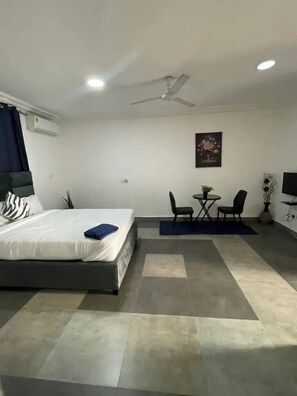 1 bedroom, iron/ironing board, WiFi, bed sheets - Cozy Studio with Pool & Gym! (Ghana)
