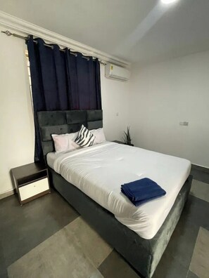 1 bedroom, iron/ironing board, WiFi, bed sheets - Cozy Studio with Pool & Gym! (Ghana)