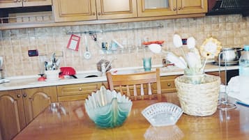 Kühlschrank, Mikrowelle, Ofen, Wasserkocher mit Kaffee-/Teezubehör