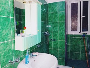 Haartrockner, Handtücher, Seife, Toilettenpapier