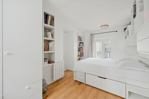 2 bedrooms, desk, WiFi, bed sheets - Charismatic Living, by Veeve (Paris)