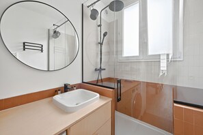 Shower, hair dryer, towels - Charismatic Living, by Veeve (Paris)