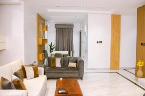 Apartment, 2 Schlafzimmer, Küche, Blick auf den Innenhof | Wohnbereich