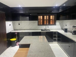 Apartment, 2 Schlafzimmer, Balkon, Stadtblick | Eigene Küche