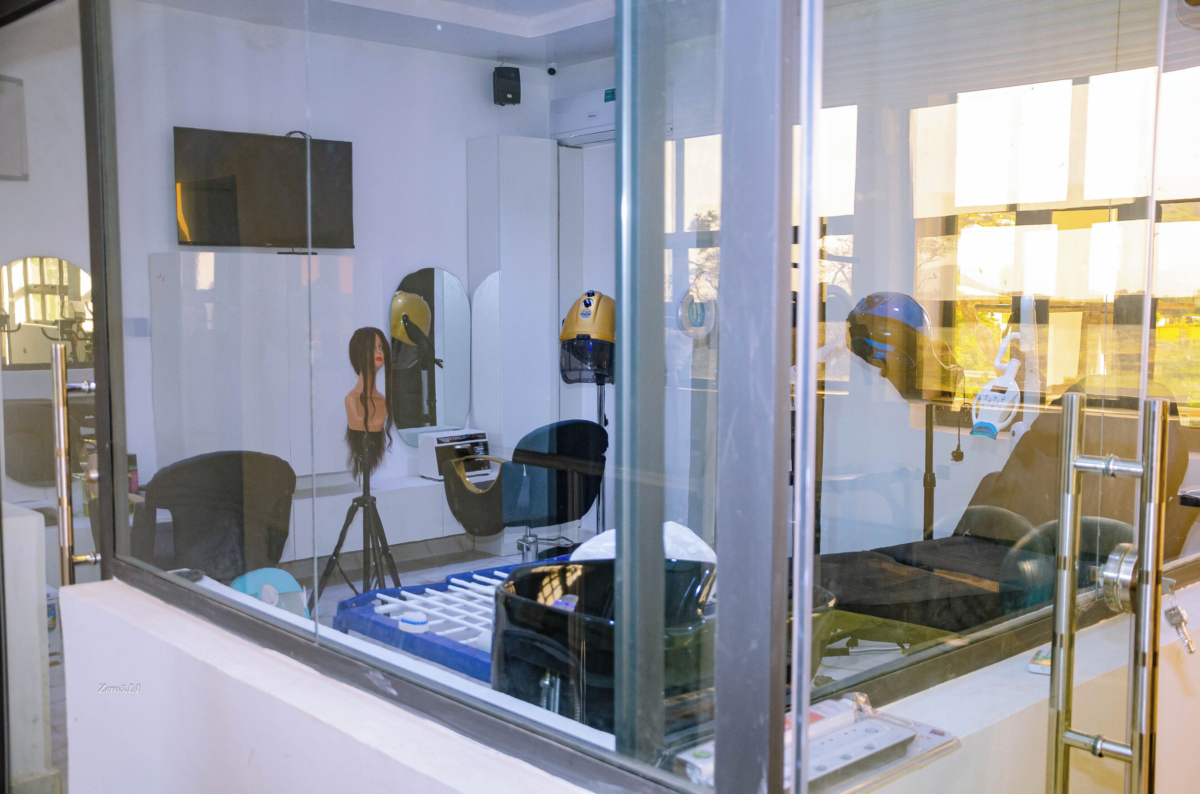Ein Zimmer mit Bett, Stuhl, Schreibtisch und Fenster.