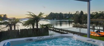 Lakefront Oasis | Spa Pool, Kayaks + Amazing Views