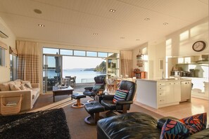 Living Room - Lakefront Oasis - Jetty, Hot Tub & Kayaks (Okere Falls)