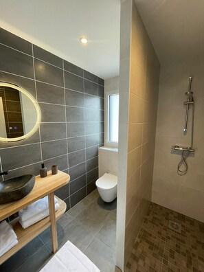 Secadora de cabello, toallas, jabón, papel de baño 