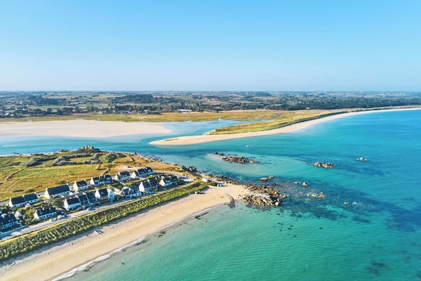 Ubicación cercana a la playa y tumbonas