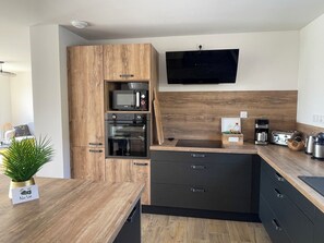 Fridge, microwave, oven, stovetop - Villa Noz Vat  Plouescat with SPA and near the sea (Plouescat)