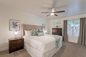 2 bedrooms, iron/ironing board, free WiFi, bed sheets - Sublime 2 Bd 2 ba Old Town Condo (Scottsdale)