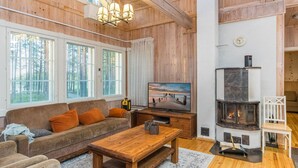 Una sala de estar acogedora con sofá, mesa de centro y chimenea.