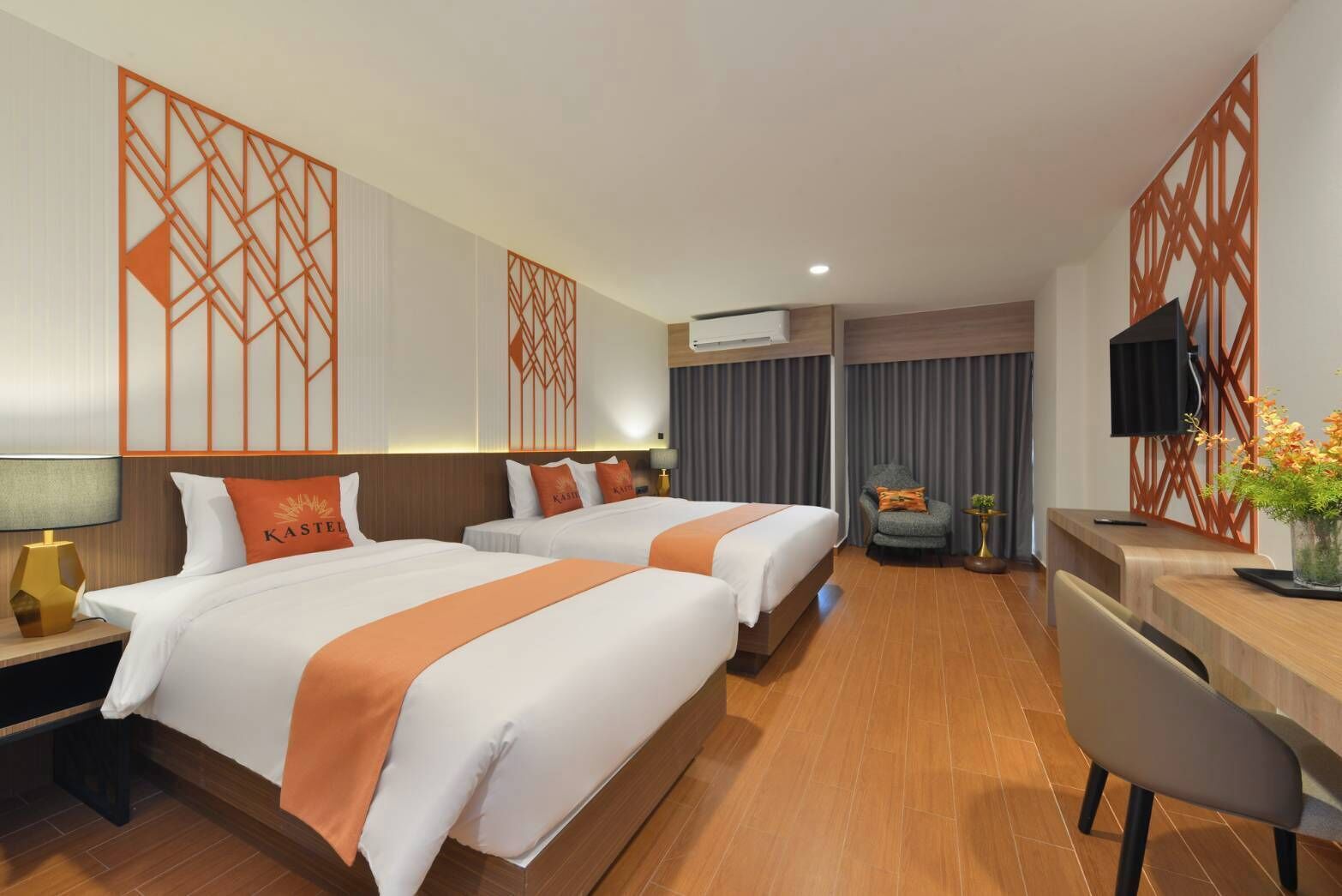 Habitación de hotel con dos camas, un escritorio, una silla, un televisor y paneles decorativos.