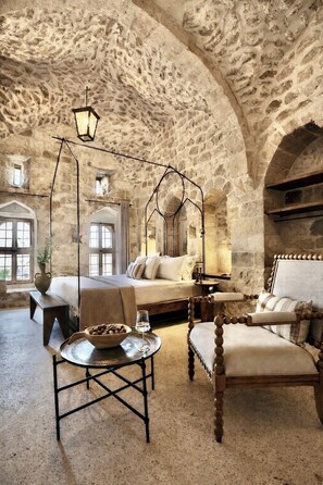 Quarto luxo, vista para o pátio | Cofres nos quartos, quartos à prova de som, Wi-Fi de cortesia